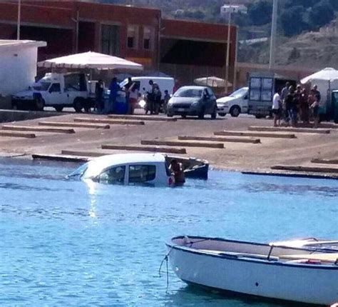 La Scena Paradossale A Licata Auto Finisce In Mare Siciliafan