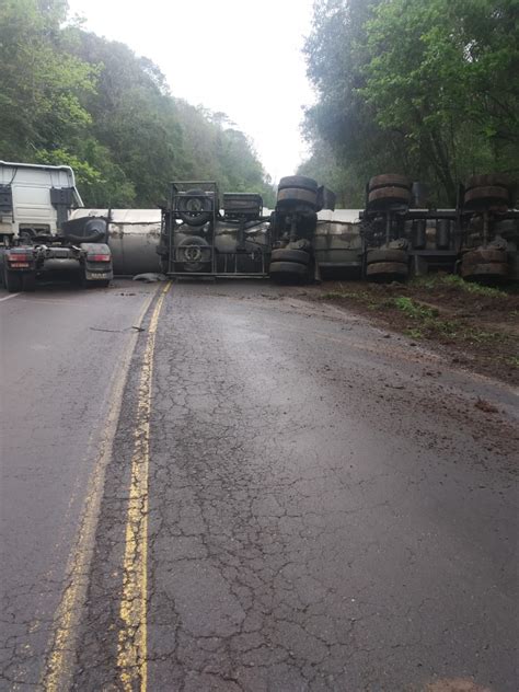 PRF libera totalmente o trânsito de veículos após tombamento de carreta