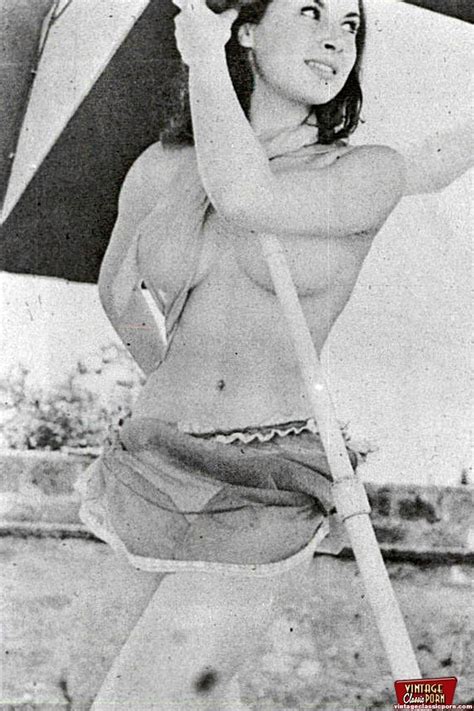 Hot Vintage Chicks Posing Naked Outdoors In XXX Dessert Picture