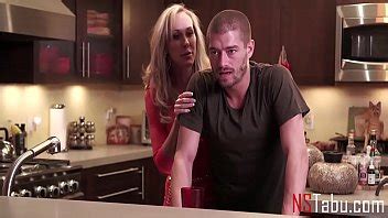 MILF ayuda a su hijastro a superar la confusión emocional XVIDEOS