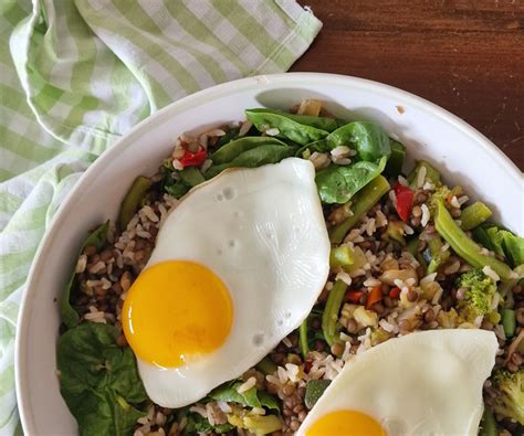 Salada De Arroz Integral Com Legumes Espinafres E Ovo Juscelino