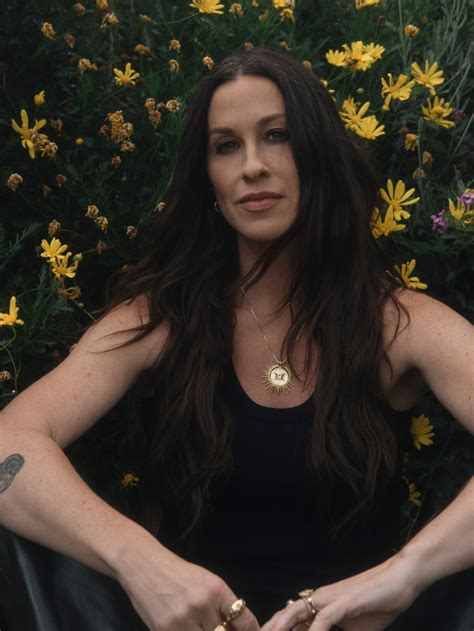 Alanis Morissette anuncia show em Curitiba após o Lolla Web Stories