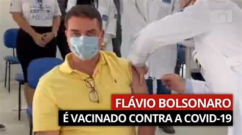 Flávio Bolsonaro posta vídeo sendo vacinado na repescagem e é o