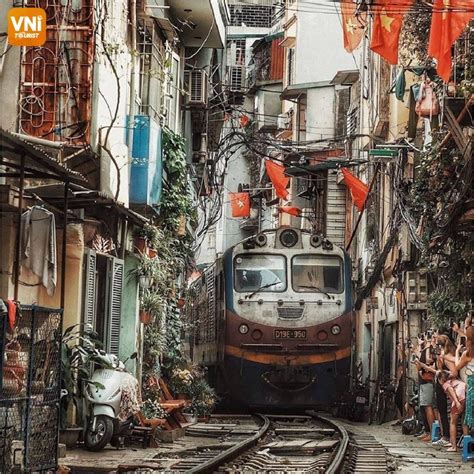 THE UNIQUE TRAIN STREET IN HANOI - Vnitourist.com