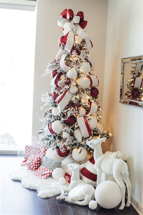 25 Bright Red And White Christmas Décor Ideas - Shelterness