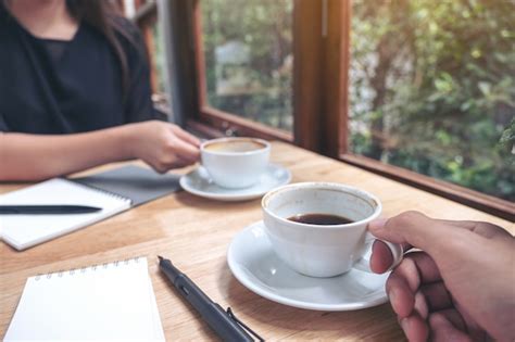 Duas pessoas estão tomando café juntos Foto Premium