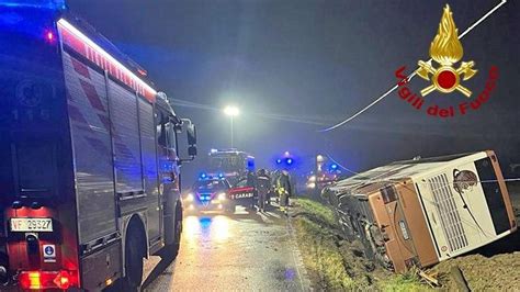 Capodanno una donna morta a Napoli e 274 feriti A San Donà bus con 79