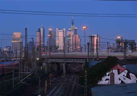 Während ein ICE1 aus Richtung Hanau in den Frankfurter Hbf einfährt