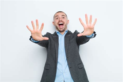 Retrato De Un Hombre Sobre Un Fondo Blanco Foto Premium