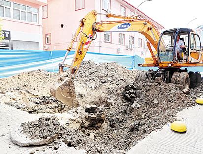 Define aramak için yolu trafiğe kapattı