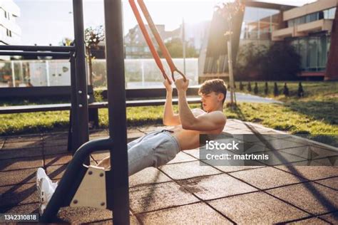 Atlet Pria Yang Sangat Cocok Berlatih Di Gym Terbuka Foto Stok Unduh