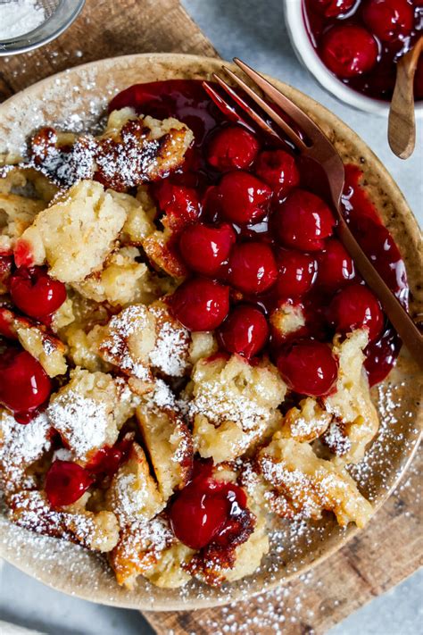 Veganer Kaiserschmarrn mit heißen Zimt Kirschen und Vanille Sauce