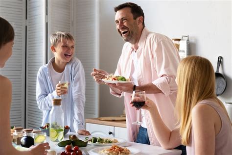 La Famille Passe Un Bon Moment Ensemble Photo Gratuite