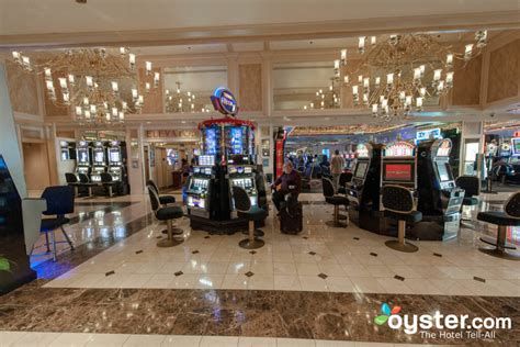 Four Queens Hotel and Casino Review: What To REALLY Expect If You Stay