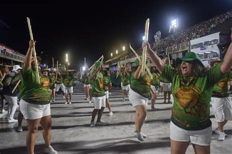 Mocidade Faz Um Ensaio Marcado Pela Bela Apresenta O Da Bateria