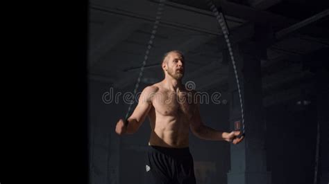 Hombre Usando Cuerda De Salto Para Entrenamiento En Gimnasia Tipo