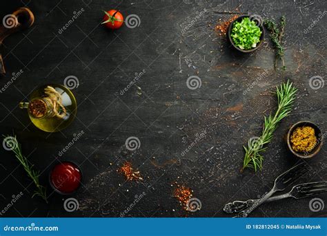 Pancarta De Cocina Oscura Verduras Y Especias En La Mesa De La Cocina Vista Superior Imagen