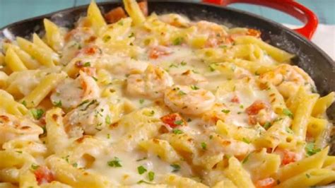 Crevettes Et Pennes Cr Meuses La Sauce Alfredo Un Menu Succulent Qui