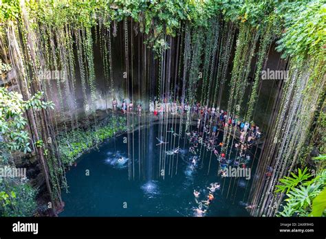 Nadando en Cenote Ik Kil en Yucatán México un hoyo natural o un