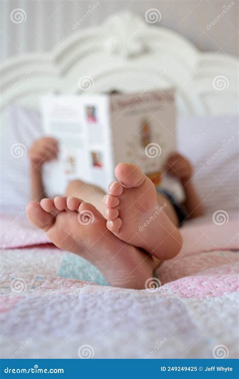 Muchacha Tendida En La Cama Leyendo Un Libro Con Enfoque Poco Profundo