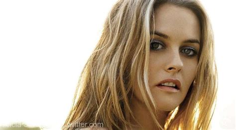 Actriţa Alicia Silverstone a pozat goală pentru organizaţia PETA