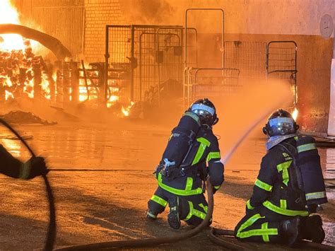 El Fuego Arrasa Metros Cuadrados De Una Nave Industrial En Tres