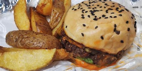 menjajal burger vegan  restoran hits jakarta rasanya seenak daging