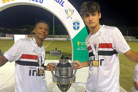 Léo Silva e Andrade são campeões da Copa do Brasil Sub 17 2020 pelo São