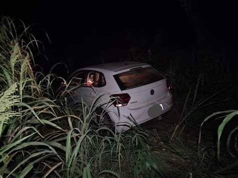 MOTORISTA PERDE CONTROLE E CARRO SAI DA PISTA NA GO 210 ENTRE CATALÃO E