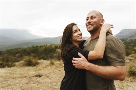 Casal Feliz E Apaixonado Se Abra Ando Sorrindo E Se Divertindo Nas