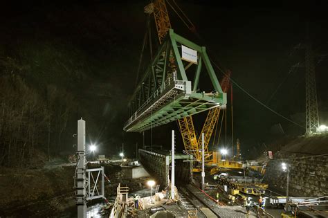 Mit Spezialkran Neue Brücke am Pass Lueg eingesetzt Tennengau