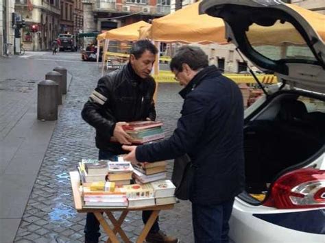 Roma Polizia Locale Sequestra Gazebo Dei Librai In Via Delle Muratte