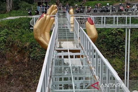 Jembatan Kaca Wisata Di Banyumas Pecah Pengunjung Jatuh Meninggal