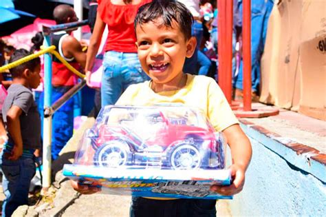 Ni Os De Le N Y Chinandega Reciben Con Alegr A Juguetes Enviados Por El