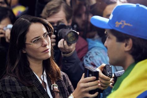 Kaya Scodelario fortalece vínculos o Brasil ao interpretar Laura na