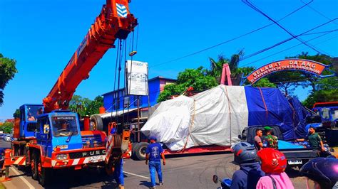 VIRAL TRUCK MUATAN KAPAL BESAR NYANGKUT DI PERTIGAAN JALAN RAYA YouTube