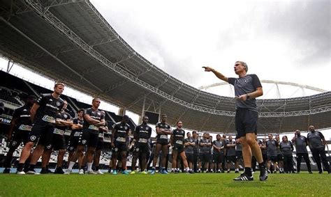 Luís Castro é apresentado oficialmente como novo técnico do Botafogo