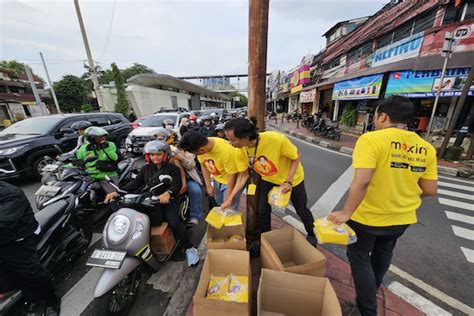 Majalah Ict Meriahkan Suasana Ramadan Maxim Jakarta Bagikan Takjil