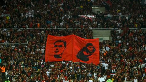 Pedro Se Emociona Ao Receber Homenagem Da Torcida Do Flamengo E Comemora