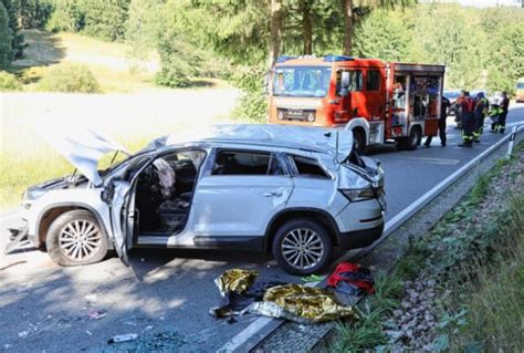 Vollsperrung In Schwarzenberg Pkw Berschl Gt Sich Und Landet Im Graben