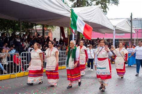 CELEBRAN DESFILE MASIVO EN ATIZAPÁN DE ZARAGOZA PARA CONMEMORAR