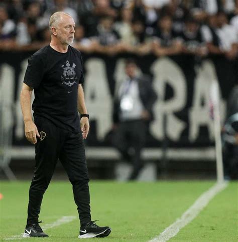 Mano Menezes deixa boas primeiras impressões no CT do Corinthians veja