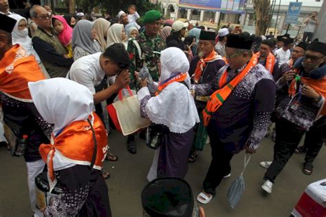 Ratusan Calon Jemaah Haji Berangkat Ke Tanah Suci Paling Tua Nyaris