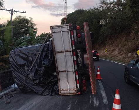 Caminhão Tomba Na Descida Da Serra Das Araras Em Piraí Informa Cidade