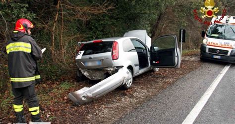 Salaria Incidente Al Km Fuori Strada Con L Auto Giovane Ferito