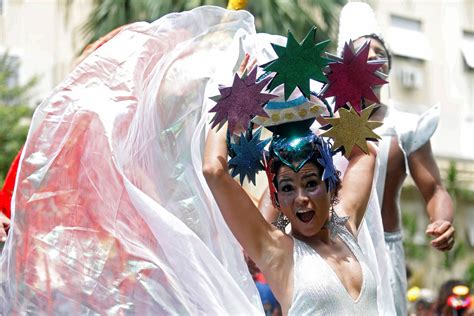 Veja fotos do pré carnaval em SP e Rio neste domingo 16 16 02 2020