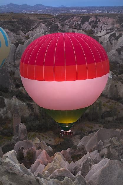 Bal O De Ar Quente Sobrevoando A Paisagem Rochosa Na Capad Cia Turquia