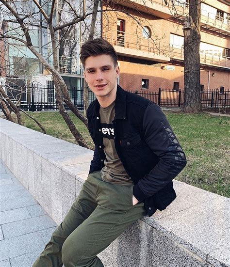 Ivan on Instagram: “Кто куда? Народ потихоньку подтягивается в бары и ...