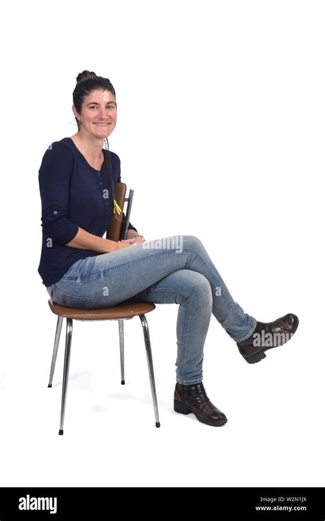 Femme Assise Sur Un Tabouret Banque Dimages Détourées Alamy