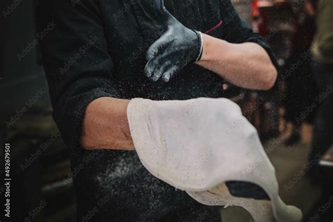 Foto de Preparación de una pizza casera de estilo italiano por un